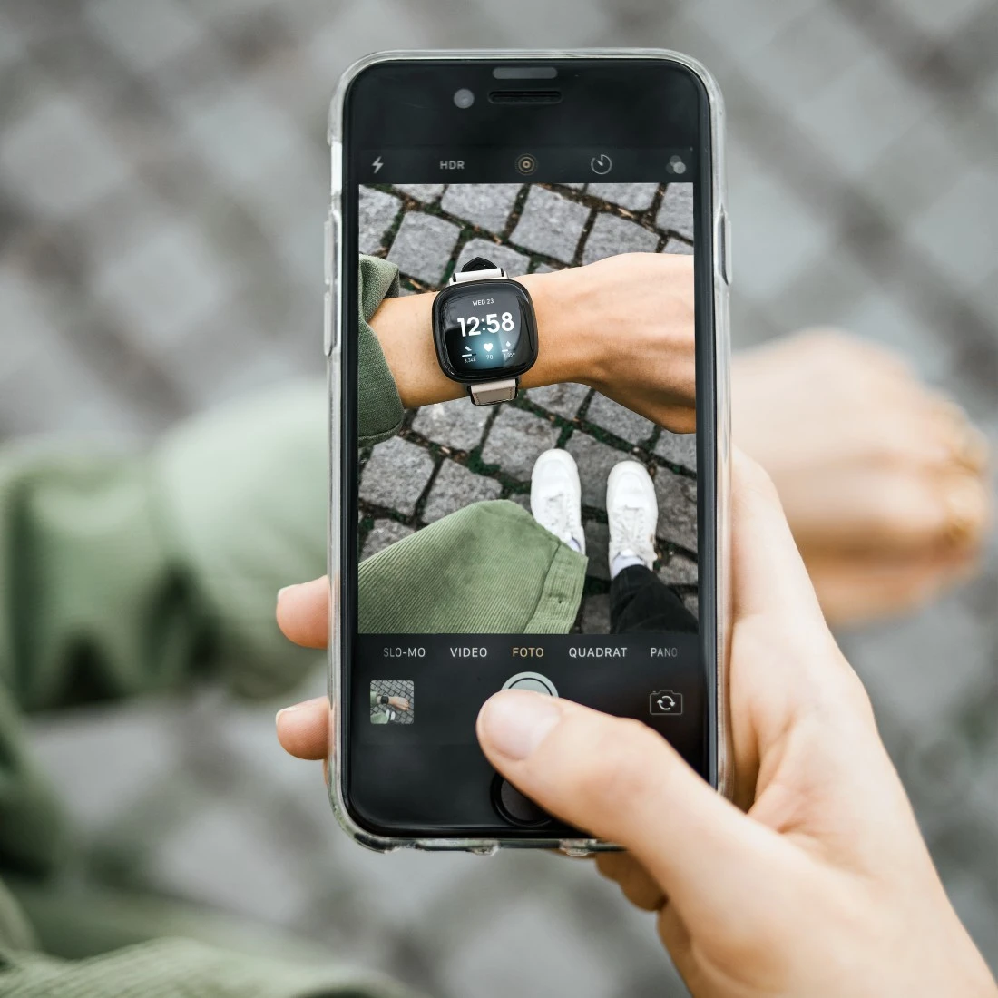 Armband für Fitbit Versa 3/Sense, Uhrenarmband aus Leder und Silikon, Weiß  | Hama