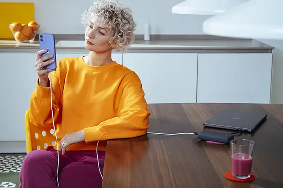 Das Handy wird über eine Powerbank geladen.