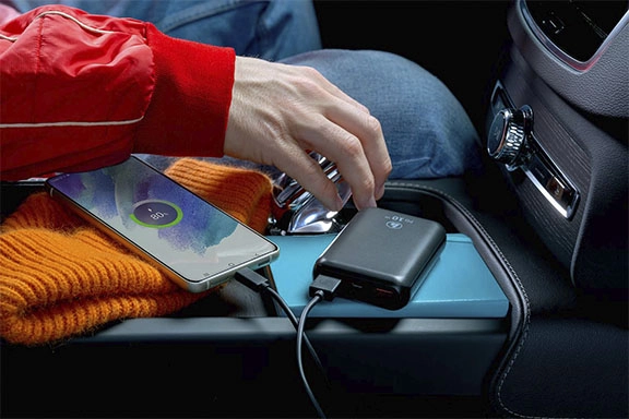 Samsung Akku schnell leer: Samsung-Handy mit Powerpack laden.
