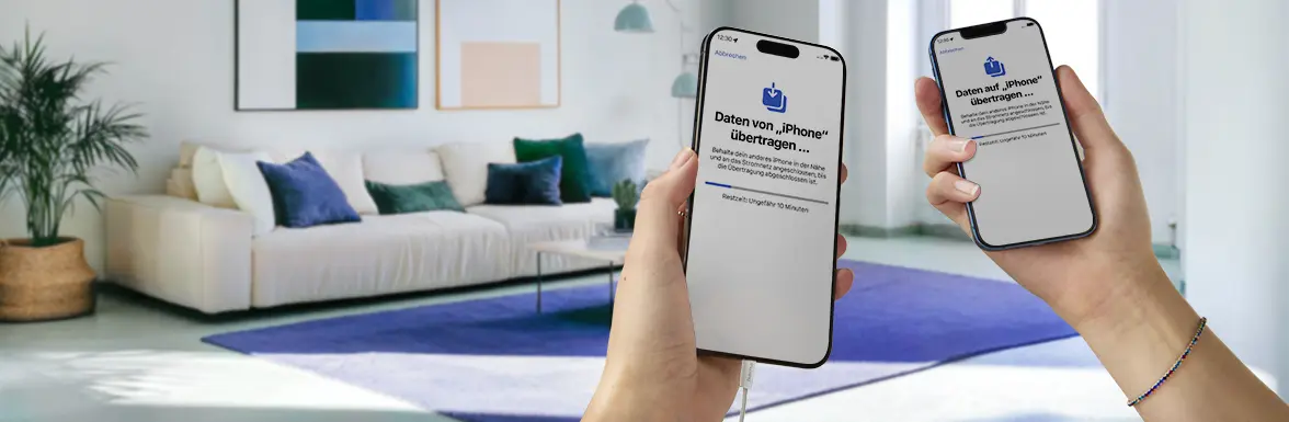 Person hält in beiden Händen ein Handy.