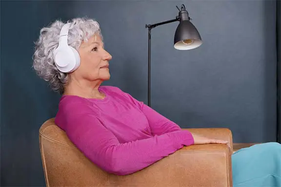 Person mit Over-Ear-Kopfhörern genießt Musik.