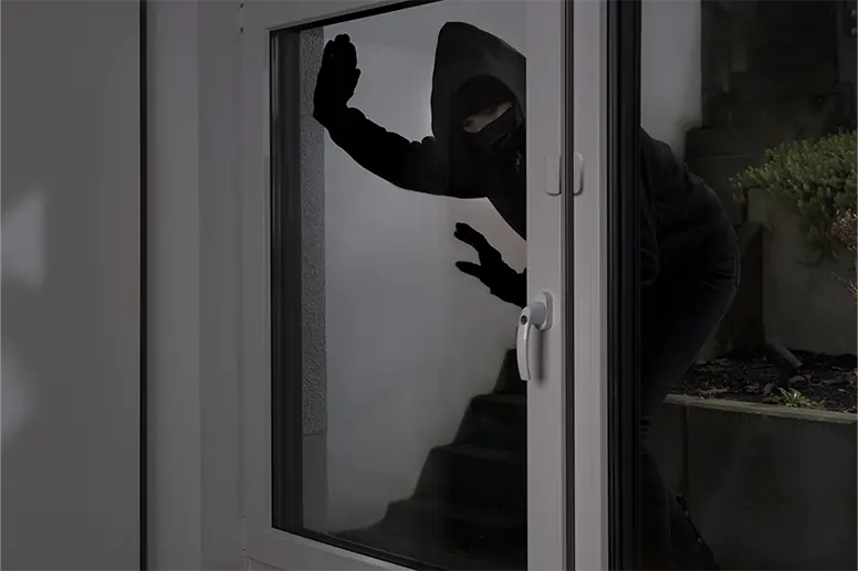 Person versucht vergeblich ein Fenster zu öffnen.