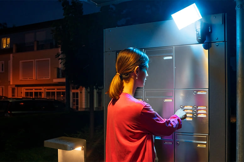 Überwachungskamera mit Flutlicht