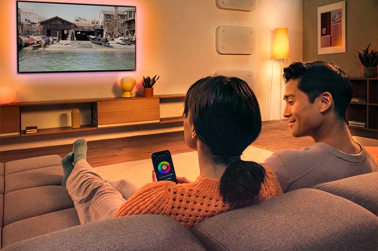 Person nutzt Lichtsteuerung über die App.