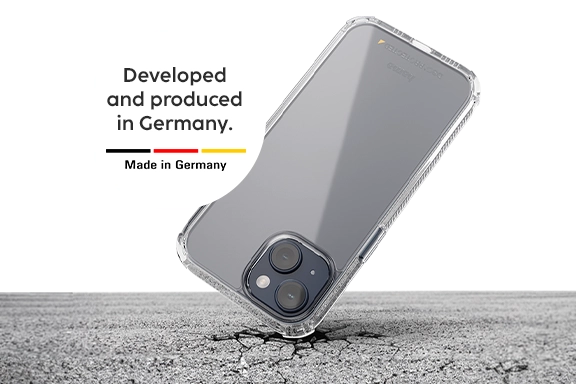 Un smartphone se trouve dans un étui Hama et tombe avec le coin supérieur sur de l'asphalte dur - mais l'asphalte se brise, le smartphone reste intact. Un bouton blanc indique en lettres noires « Developed and produced in Germany ».