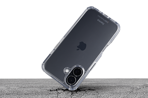 Das Smartphone steckt in der Hama Handyhülle "Extreme Protect" und fällt auf einen Asphalt-Boden. Doch es wird vor einer Beschädigung geschützt und bleibt unversehrt.