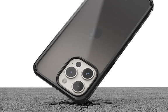 Das Smartphone steckt in der Hama Handyhülle "Extreme Protect" und fällt auf einen Asphalt-Boden. Doch es wird vor einer Beschädigung geschützt und bleibt unversehrt.