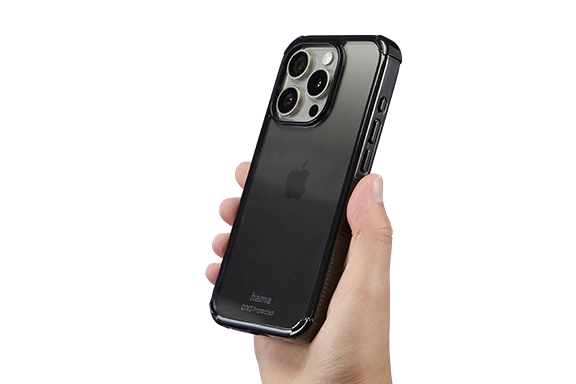 Eine rechte Hand streckt ein iPhone 16, das in der Hama Handyhülle "Extreme Protect" steckt, in die Höhe