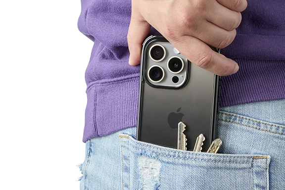 Das Smartphone und wird in die Gesäßtasche einer Jeans gesteckt, mitsamt mehrerer Schlüssel - kein Problem dank der Handyhülle "Extreme Protect", die es vor Kratzern schützt.