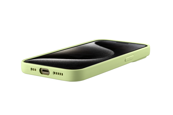 Ein Smartphone in der Hama Handyhülle "Fantastic Feel" liegt flach auf dem Rücken, man sieht die Unterseite des Smartphones mit der Anschlussbuchse
