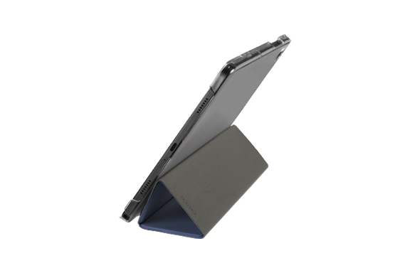 Seitliche Ansicht des freigestellten Tablet-Case "Fold Clear" mit aufgeklapptem Deckel, der als Stütze für das Galaxy Tab 9 fungiert.