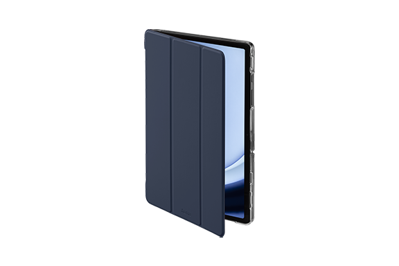 Seitliche Ansicht des freigestellten Tablet-Case "Fold Clear", in dem ein Samsung Galaxy Tab 9 steckt. Das blaue Case ist leicht geöffnet und zeigt das aktivierte Display des Tablets.