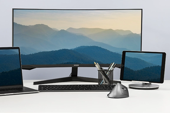 Eingerichteter Büroarbeitsplatz mit PC, Laptop, Tablet, Tastatur und Hama ergonomische Vertikalmaus "EMW-700"