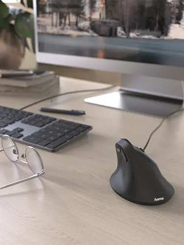 Ergonomische Maus auf dem Schreibtisch.