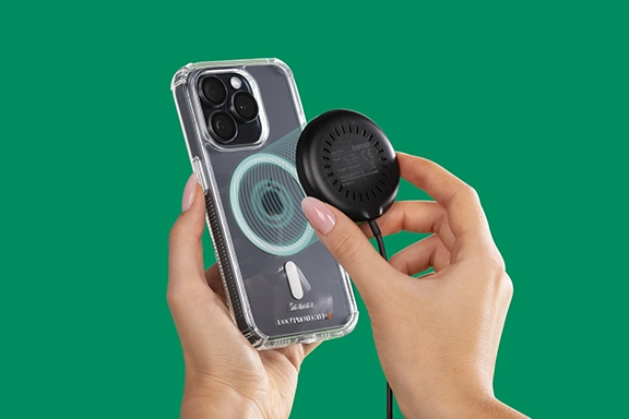 Zwei Hände halten ein Smartphone, das in einem MagCase-Cover von Hama steckt und das induktive Ladegerät von Hama