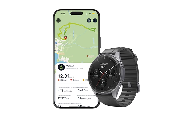 Auf einem Smartphone ist eine Fitness-App geöffnet, auf der eine Landkarte zu sehen ist. An dem Smartphone lehnt die Smartwatch "7010".