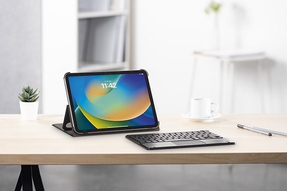 Ipad mit Tablet Case, Tastatur und Touchpad liegt auf einem Tisch.