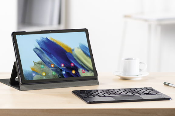 Ipad mit Tablet Case, Tastatur und Touchpad liegt auf einem Tisch.