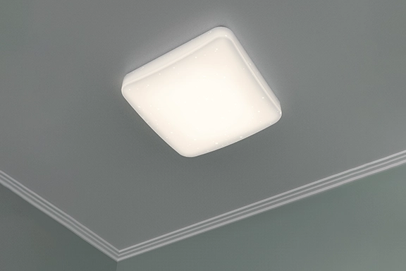 Die Hama WLAN LED-Deckenleuchte "Glitzer", Sprach / Appsteuerung, dimmbar, 27 x 27 cm ist an einer Zimmerdecke montiert