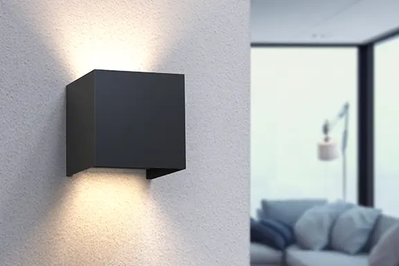 Wandlampe in einer modern eingerichteten Wohnung.
